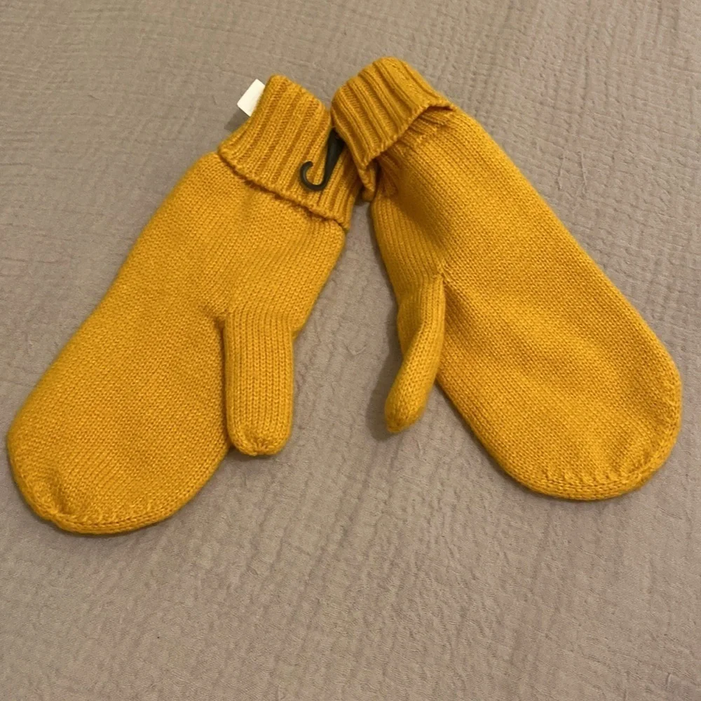 ETEREO MUSTARD YELLOW KNIT MITTENS. New